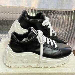 ミュウ ミュウミュウ］ブラックレザースニーカーのクリーニング » ルタクト le