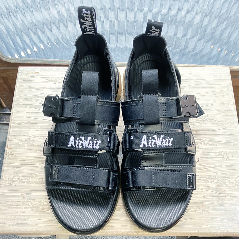 ドクターマーチン］エアーウェイトマルチストラップブラックサンダルの