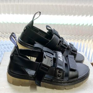 Dr. Martens エアウェイト ブラックサンダル ドクターマーチン］エアーウェイトマルチストラップブラックサンダルの